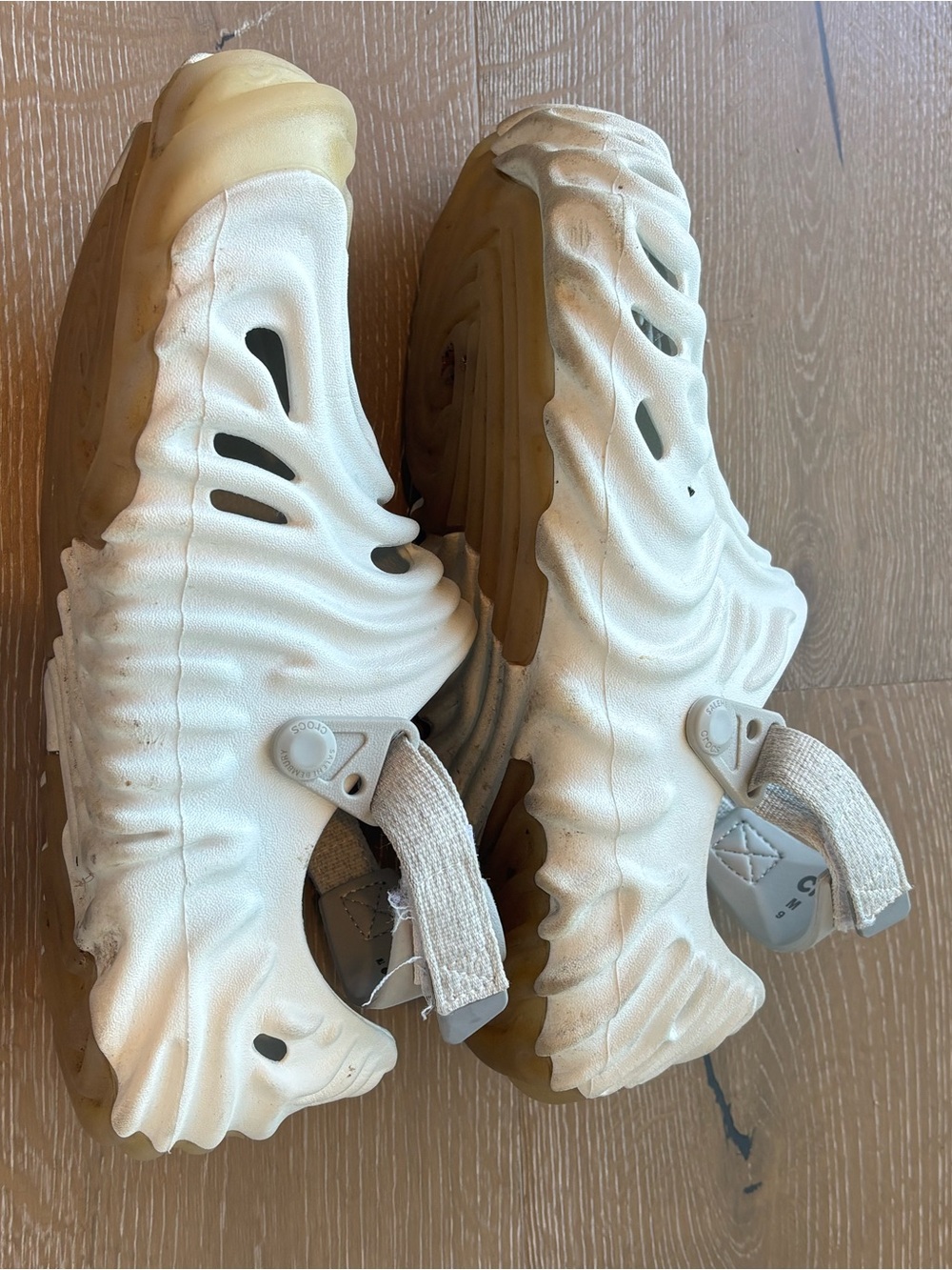 CROCS White Wave-Textured Sandals with Back Strap - Picture 4 of 5